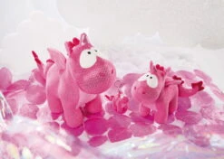 Nici 45696 Einhorn-Drache Ruby De La Rosa 13cm Stehend Plüsch Kuscheltier -Nici 45698 08 45694 45697 Milieu 2048x1463