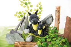 Nici 47994 Drache Dragor Schwarz-gelb 30cm Stehend Plüsch Kuscheltier Dragonia -Nici 47994 06 47993 Milieu 2048x1365 1