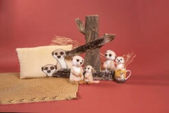 Nici 48747 Kissen Erdmännchen Meerkat Ethno Style 43x25cm Plüsch GREEN -Nici 48747 12 48080 48460 48748 Milieu 2048x1365